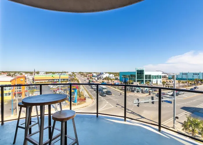 Spacious, 5 Bedroom On The With Rooftop Pool Next To The Hangout! Holiday home *