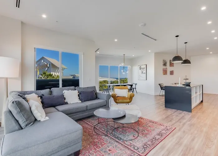 Spacious, 5 Bedroom On The With Rooftop Pool Next To The Hangout! *