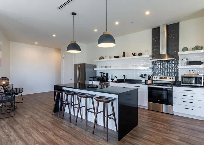 Spacious, 5 Bedroom On The With Rooftop Pool Next To The Hangout! Gulf Shores