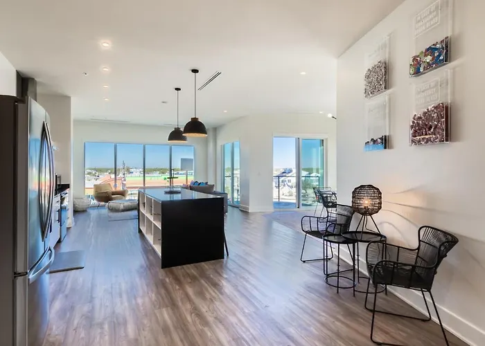 Holiday home Spacious, 5 Bedroom On The With Rooftop Pool Next To The Hangout!