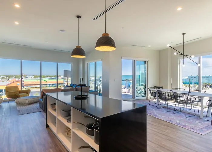 Spacious, 5 Bedroom On The With Rooftop Pool Next To The Hangout! Holiday home *