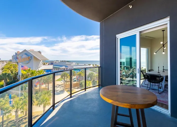 Holiday home Spacious, 5 Bedroom On The With Rooftop Pool Next To The Hangout!