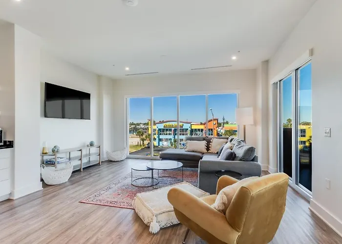 Holiday home Spacious, 5 Bedroom On The With Rooftop Pool Next To The Hangout! *