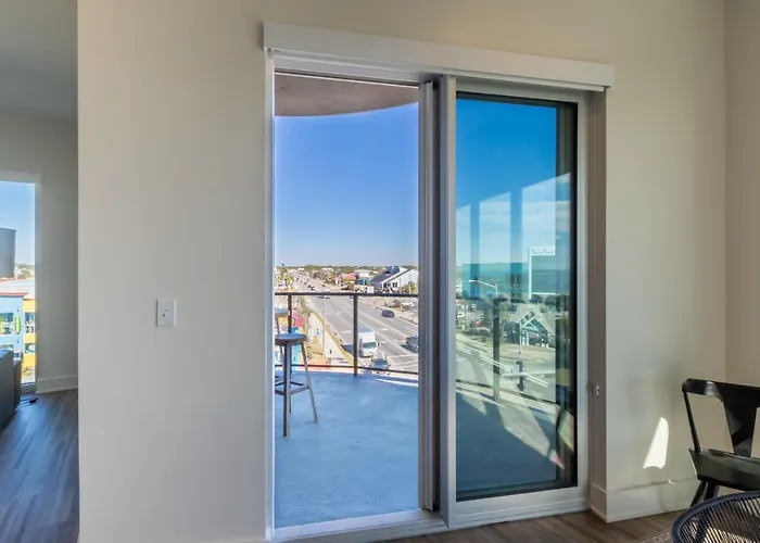 Spacious, 5 Bedroom On The With Rooftop Pool Next To The Hangout! * Gulf Shores