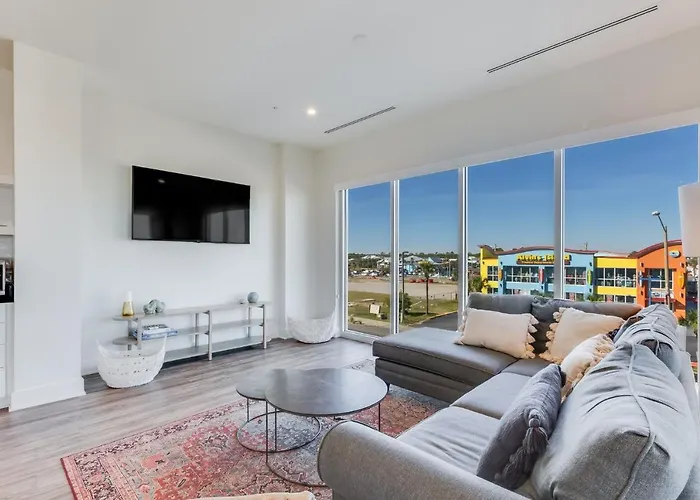 Spacious, 5 Bedroom On The With Rooftop Pool Next To The Hangout!