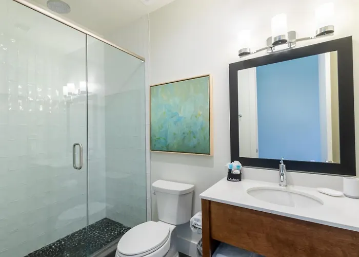 Spacious, 5 Bedroom On The With Rooftop Pool Next To The Hangout! *