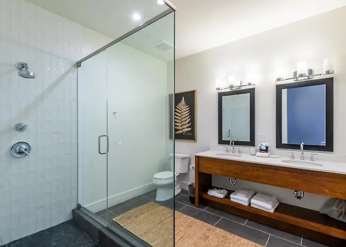 Spacious, 5 Bedroom On The With Rooftop Pool Next To The Hangout! *