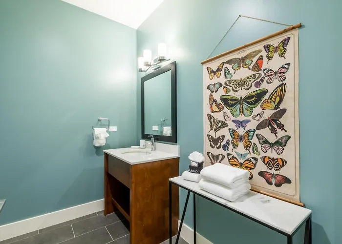 Spacious, 5 Bedroom On The With Rooftop Pool Next To The Hangout! Holiday home *