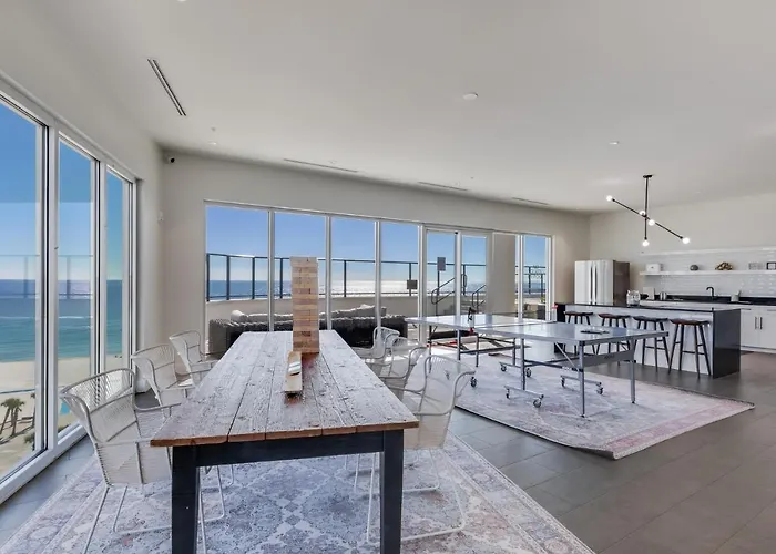 Spacious, 5 Bedroom On The With Rooftop Pool Next To The Hangout!