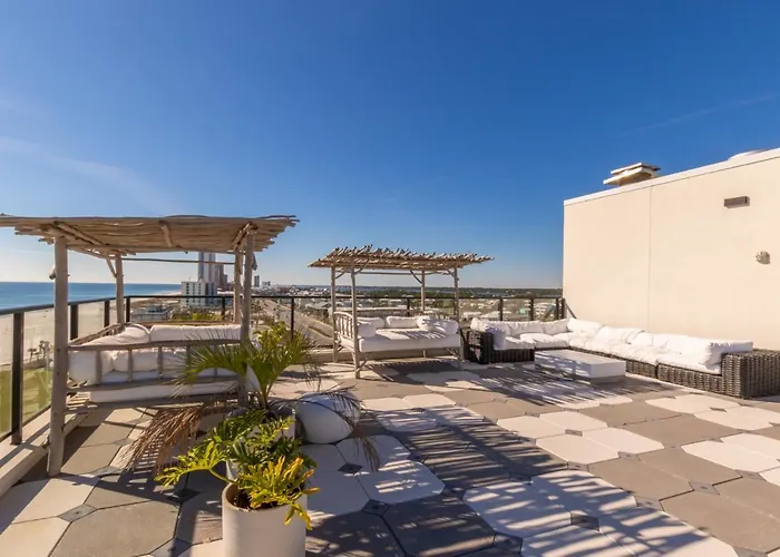 Spacious, 5 Bedroom On The With Rooftop Pool Next To The Hangout! Holiday home *