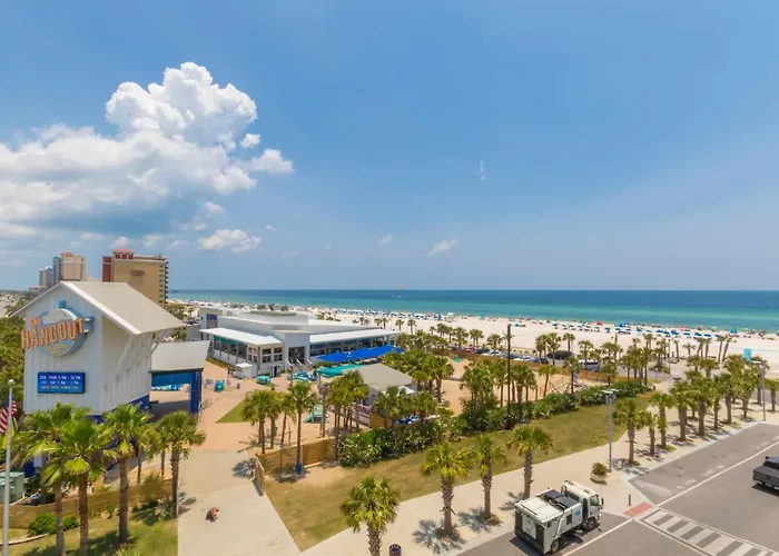 Spacious, 5 Bedroom On The With Rooftop Pool Next To The Hangout! Holiday home *