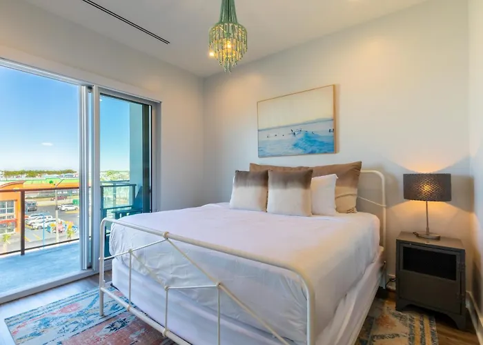 Holiday home Spacious, 5 Bedroom On The With Rooftop Pool Next To The Hangout! *
