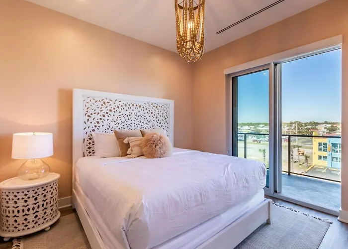Holiday home Spacious, 5 Bedroom On The With Rooftop Pool Next To The Hangout!