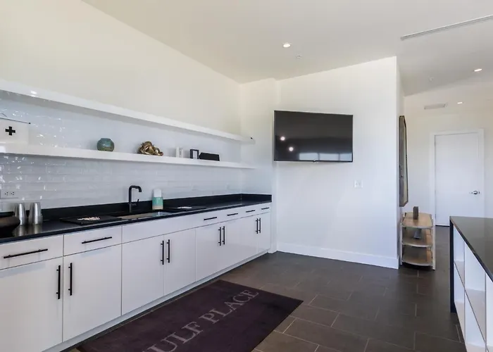 Spacious, 5 Bedroom On The With Rooftop Pool Next To The Hangout! Gulf Shores