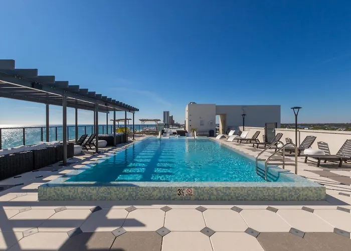 Spacious, 5 Bedroom On The With Rooftop Pool Next To The Hangout! *