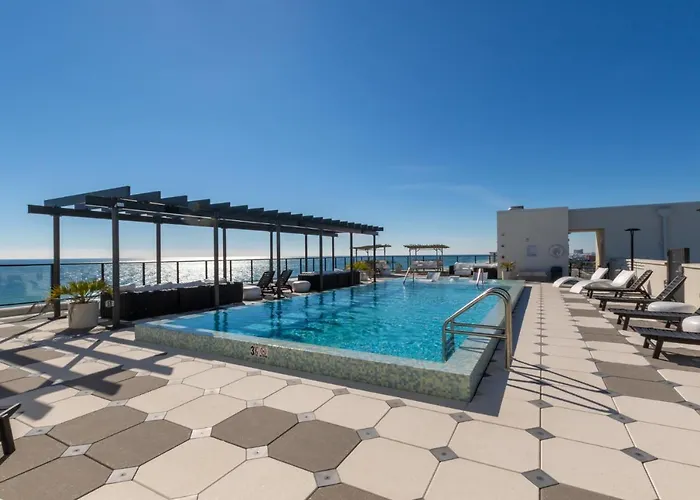 Spacious, 5 Bedroom On The With Rooftop Pool Next To The Hangout! Holiday home