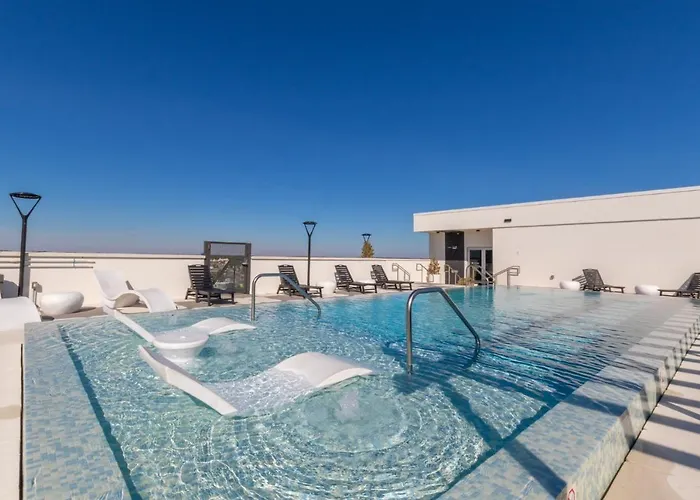 Spacious, 5 Bedroom On The With Rooftop Pool Next To The Hangout! Holiday home