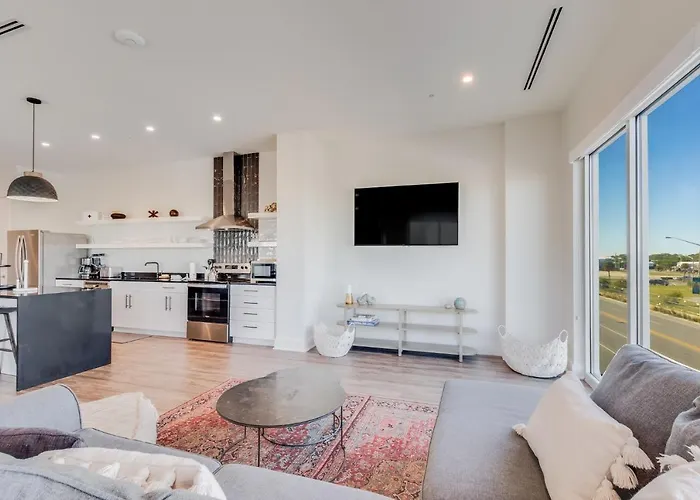 Spacious, 5 Bedroom On The With Rooftop Pool Next To The Hangout! *