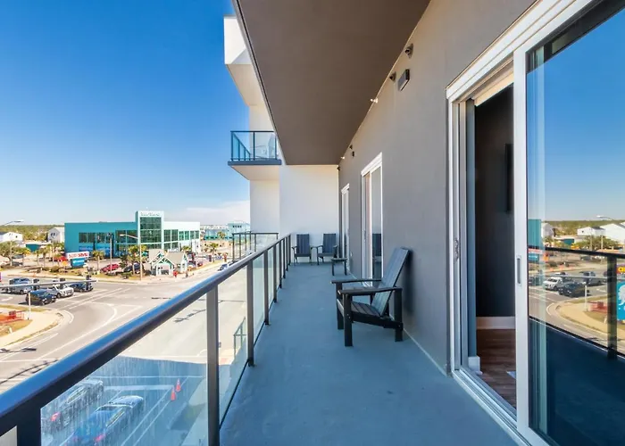 Holiday home Spacious, 5 Bedroom On The With Rooftop Pool Next To The Hangout!