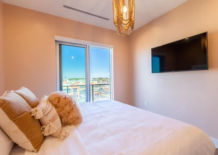 Spacious, 5 Bedroom On The With Rooftop Pool Next To The Hangout!