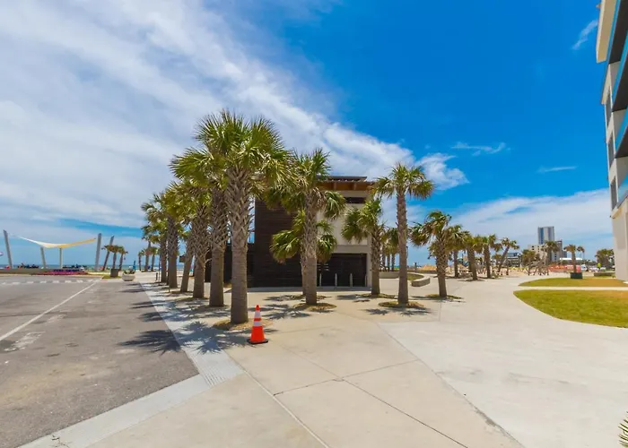 Holiday home Spacious, 5 Bedroom On The With Rooftop Pool Next To The Hangout! *