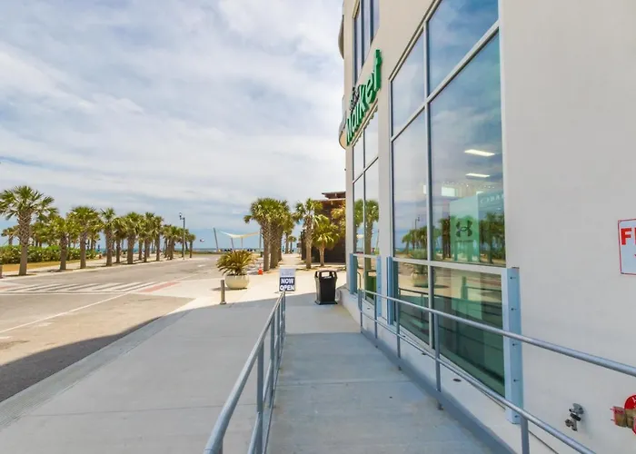 Spacious, 5 Bedroom On The With Rooftop Pool Next To The Hangout! Gulf Shores