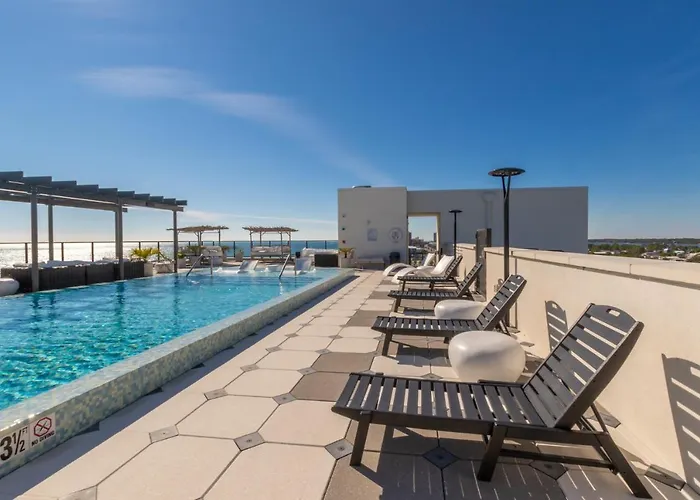 Spacious, 5 Bedroom On The With Rooftop Pool Next To The Hangout! Holiday home *