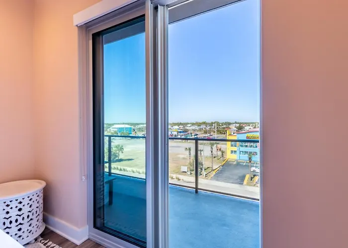 Holiday home Spacious, 5 Bedroom On The With Rooftop Pool Next To The Hangout! *