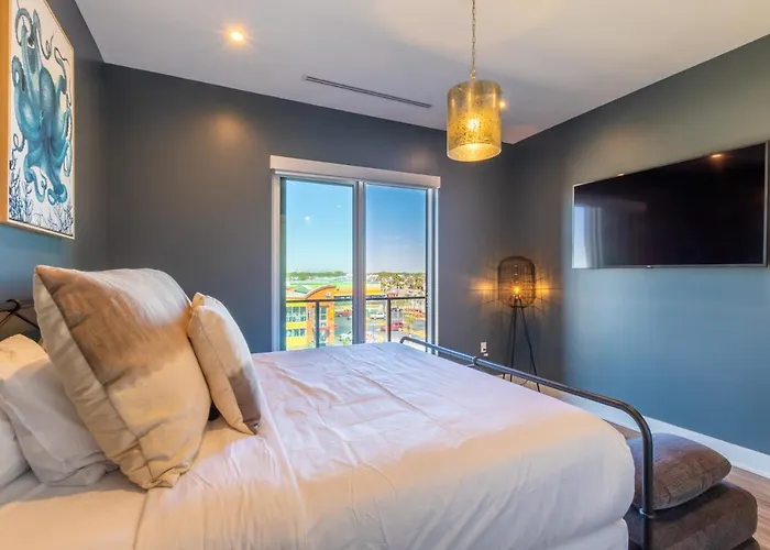Spacious, 5 Bedroom On The With Rooftop Pool Next To The Hangout! Holiday home *
