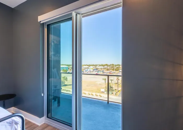 Spacious, 5 Bedroom On The With Rooftop Pool Next To The Hangout! Holiday home