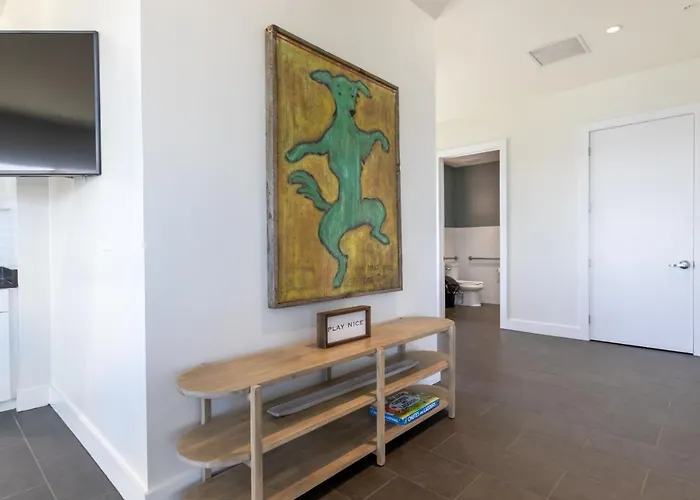 Spacious, 5 Bedroom On The With Rooftop Pool Next To The Hangout!
