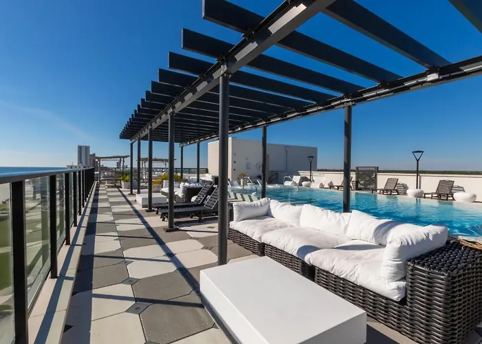 Spacious, 5 Bedroom On The With Rooftop Pool Next To The Hangout! *