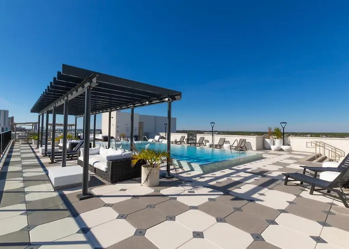 Spacious, 5 Bedroom On The With Rooftop Pool Next To The Hangout! *