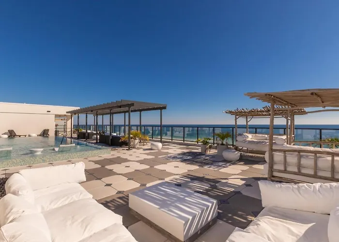 Spacious, 5 Bedroom On The With Rooftop Pool Next To The Hangout! Holiday home