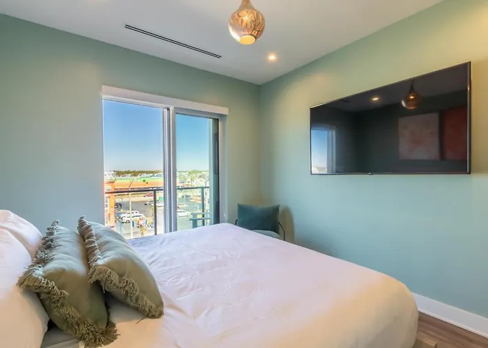 Spacious, 5 Bedroom On The With Rooftop Pool Next To The Hangout!