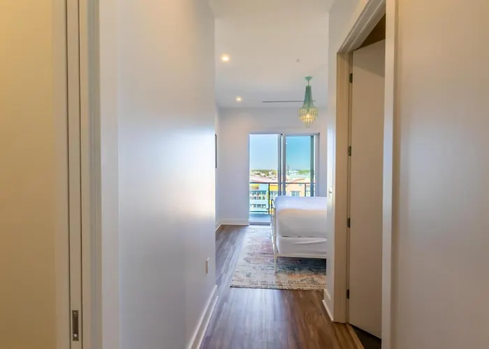 Spacious, 5 Bedroom On The With Rooftop Pool Next To The Hangout! Gulf Shores