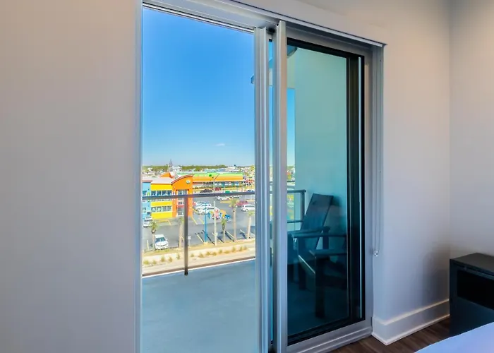 Spacious, 5 Bedroom On The With Rooftop Pool Next To The Hangout! *