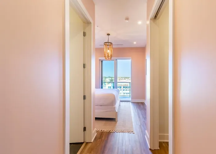 Spacious, 5 Bedroom On The With Rooftop Pool Next To The Hangout! Holiday home *