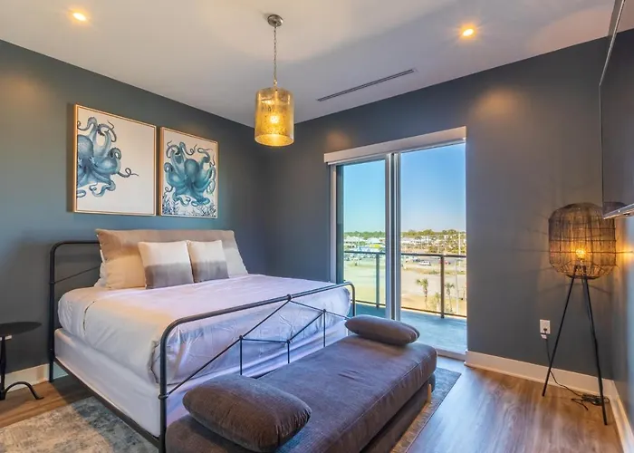 Spacious, 5 Bedroom On The With Rooftop Pool Next To The Hangout!