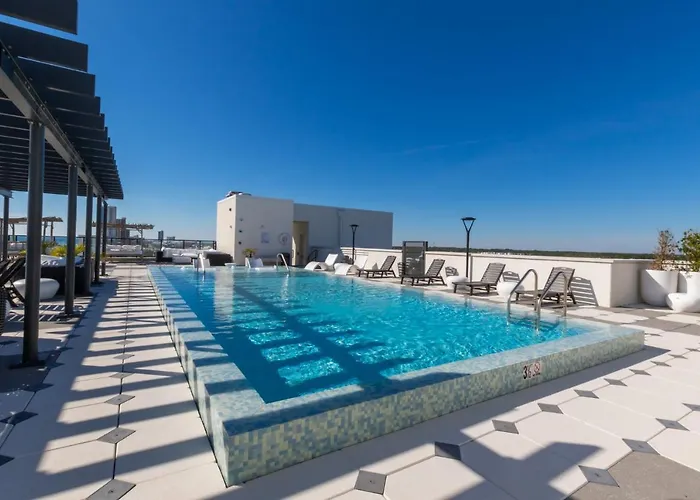 Spacious, 5 Bedroom On The With Rooftop Pool Next To The Hangout! * Gulf Shores