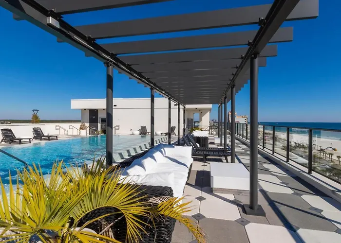 Spacious, 5 Bedroom On The With Rooftop Pool Next To The Hangout! Holiday home *