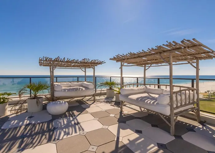 Spacious, 5 Bedroom On The With Rooftop Pool Next To The Hangout! Holiday home *